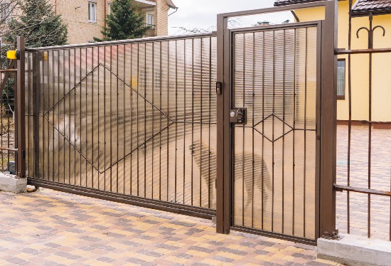 Купить ворота из профлиста с элементами ковки, с металлическими столбами в рамке или под дерево в Усинске от 155970 руб